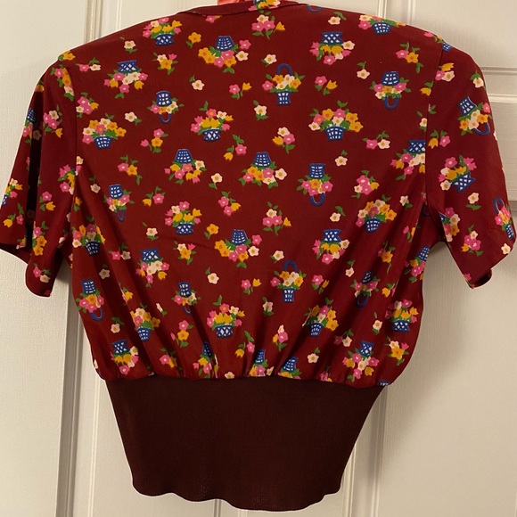 SOLD Vintage 70s Burgundy Nylon Flower Basket Novelty Print Wrap Style Crop Top - Picture 3 of 9